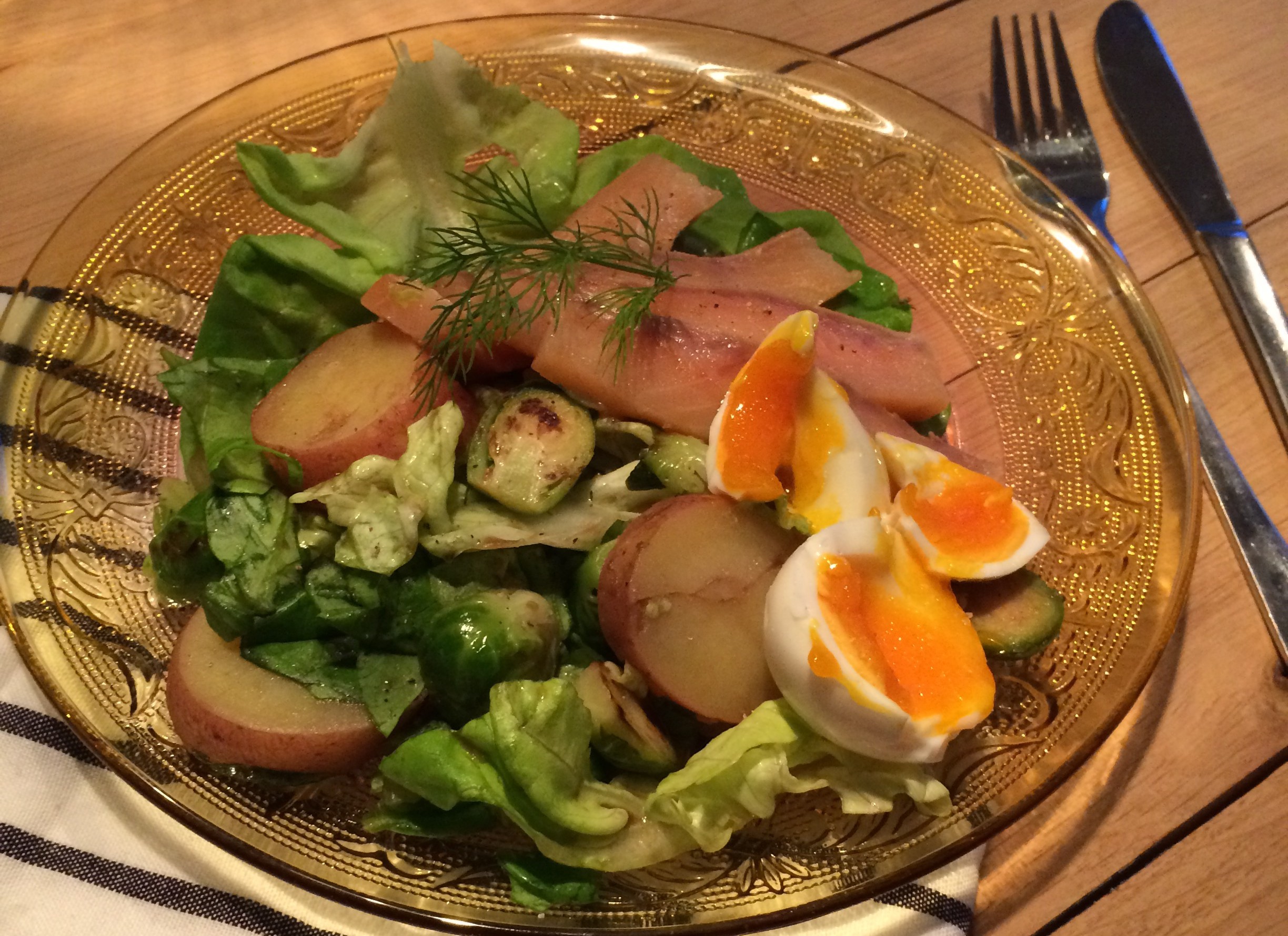 Salade met spruiten, gerookte zalm en ei